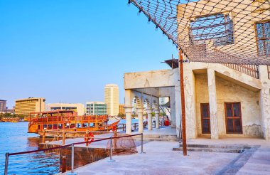 Dubai Creek 'in Al Seef seti, Deira, Dubai, BAE' nin modern bölgesini gözlemliyor.
