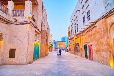 Al Seef 'in eski sakin mahallesinde, Dubai, BAE' de korunmuş klasik kerpiç evleri olan akşamın tadını çıkarın.