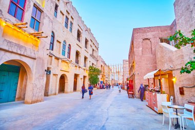 DUBAI, BAE - 1 Mart 2020 'de Al Seef tarihi mahallesinde klasik kerpiç evleri ile akşam yürüyüşü, 1 Mart' ta Dubai