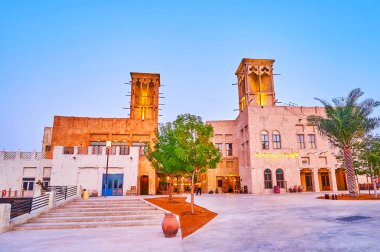 Al Seef 'in, Dubai, BAE' nin parlak akşam ışıklarındaki güzel, klasik kerpiç evleri.