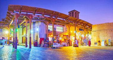 DUBAI, BAE - 1 Mart 2020: Dubai Eski Çarşısı 'nın (pazar) klasik binaları ve aydınlatılmış tezgahlarının akşam manzarası, 1 Mart' ta Dubai 'de