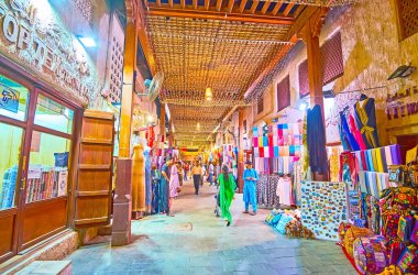 DUBAI, BAE - 1 Mart 2020: Dubai Eski Çarşısı (market) Dubai 'de akşam yürüyüşü ve alışveriş için mükemmel bir yerdir.