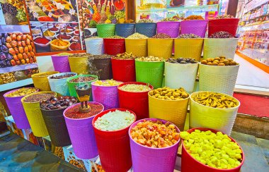 Baharat dükkanının renkli kaseleri, baharatlar, fındıklar, şekerler ve diğer malzemelerle dolu vitrini, Dubai Old Souk, BAE