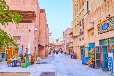 DUBAI, BAE - 1 Mart 2020: Dubai 'de Al Seef' in turist marketleri, kafeler, açık hava restoranları ve kerpiç evleri olan eski caddesi