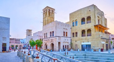 Dubai Deresi 'nin geleneksel kerpiç evlerinin bulunduğu Al Seef seti panoramasının tepesinde barjeel rüzgar yakalayıcıları, Dubai, BAE