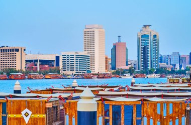 Deira 'nın modern mimarisi, Al Seef, Dubai, BAE' nin Yüzen Pazarı 'nın teknelerinin arkasındaki ev.