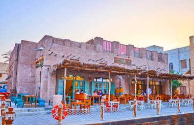 DUBAI, BAE - 1 Mart 2020 Dubai 'de 1 Mart' ta Dubai Creek kıyısındaki kerpiç evindeki klasik restoranın açık hava terası