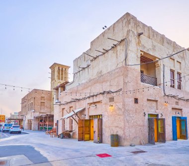Al Seef turist mahallesi Dubai, BAE 'deki eski kerpiç evleri.