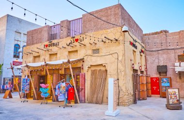 DUBAI, BAE - 1 Mart 2020 'de Dubai' deki kerpiç evlerinin dar sokaklarında bulunan Al Seef turizm pazarı dükkanları