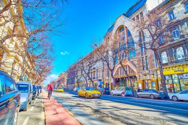 BUDAPEST, HUNGARY - 23 Şubat 2022: Andrassy Bulvarı, Budapeşte, Macaristan 'da 23 Şubat' ta sayısız mağazası, restoranı ve ofisi bulunan şehrin ana caddelerinden biridir.