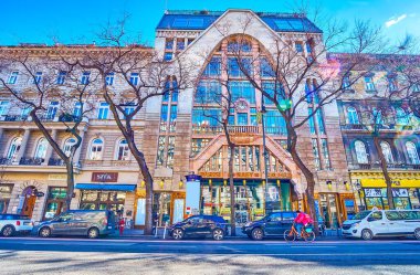 BUDAPEST, HUNGARY - 23 Şubat 2022: Divatcsarnok (Paris Mağazası) cephesi, Andrassy Bulvarı 'nda 23 Şubat' ta Macaristan 'ın başkenti Budapeşte' de Art Nouveau tarzında inşa edilmiştir.
