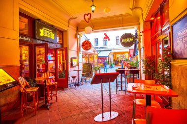 BUDAPEST, HUNGARY - 23 Şubat 2022: Budapeşte, Macaristan 'da 23 Şubat' ta Gozsdu Udvar kompleksinin yerel restoran masalarıyla geçişi