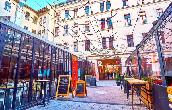 Budapest Hungary February 2022 Lines Restaurants Clubs Gozsdu Courtyard February — Stock Photo, Image