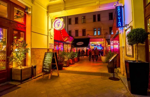 Budapest Hungary February 2022 Walk Passages Gozsdu Udvar Chosing Restaurant — Stock Photo, Image