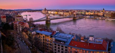 Macaristan 'ın Budapeşte kentinin tarihi simgeleriyle Tuna nehrinin kıyısında manzara