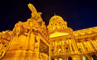 Budapeşte monarşisinin ortaçağ kraliyet malikanesi olağanüstü Buda Kalesi 'nin gece aydınlanması.