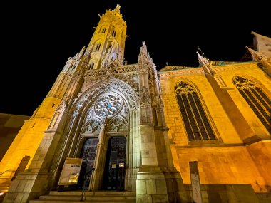 Budapeşte, Macaristan 'daki Budapeşte Tepesi' ndeki Matthias Kilisesi 'nin manzaralı giriş kapısı.