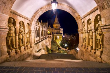 Macaristan 'ın Budapeşte kentindeki Balıkçı Kalesi' nin duvarlarında Arpad Hanedanı 'nın ortaçağ savaşçılarının heykelleri asılı.