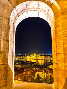 Budapeşte kenti ve parlamentosu hakkındaki görüş Balıkçı Kalesi, Macaristan 'dan