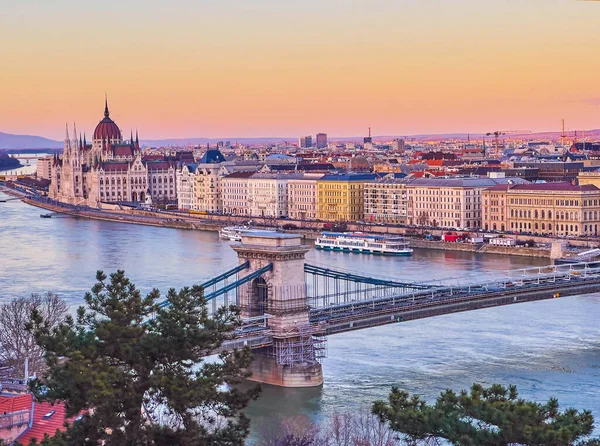 Szechenyi Kettingbrug Het Uitstekende Parlementsgebouw Achtergrond Zijn Grootste Bezienswaardigheden Van — Stockfoto