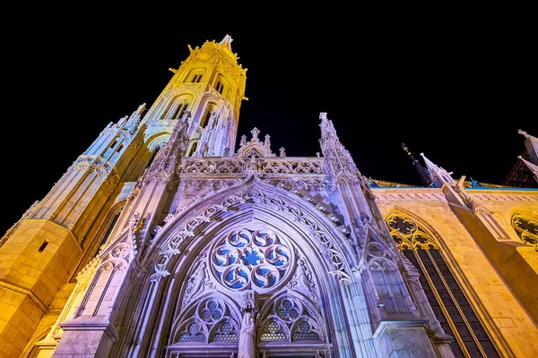 Fachada Laced Proeminente Igreja Matthias Iluminação Brilhante Noite Budapeste Hungria — Fotografia de Stock