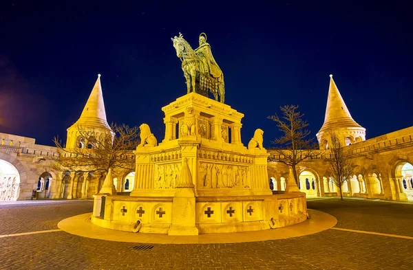 Άγαλμα Του Αγίου Στεφάνου Βασιλιά Της Ουγγαρίας Στη Μέση Της — Φωτογραφία Αρχείου