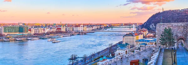 Panorámás Kilátás Budapest Városára Hidaival Látnivalóival Duna Partján — Stock Fotó