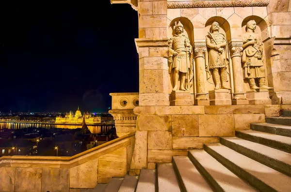 Φωτεινός Φωτισμένος Τοίχος Του Προμαχώνα Του Ψαρά Αγάλματα Των Μεσαιωνικών — Φωτογραφία Αρχείου