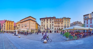 COMO, ITALY - 20 Mart 2022: Alessandro Volta Meydanı panoramik manzaralı şehir evleri ve tarihi malikaneler önünde 20 Mart 'ta Como