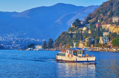 Como Gölü 'nde yüzen feribot. Arka planda pitoresk dağlar, Como, İtalya.