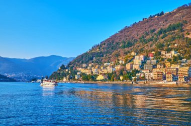 Monte Boletto, Como, İtalya boyunca yüzen beyaz feribotlu Como Gölü manzarasının tadını çıkarın.