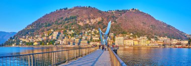 COMO, ITALY - 20 Mart 2022: Como Gölü, Monte Boletto, Piero Foranea Caldirola Barajı ve Electric Life heykeli, 20 Mart 'ta Como