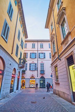 COMO, İtalya - 20 Mart 2022: 20 Mart 'ta Como' da eski şehir sokaklarında yürüyün ve histroik mimari, turizm dükkanları, marka butikleri ve küçük kafelerin keyfini çıkarın