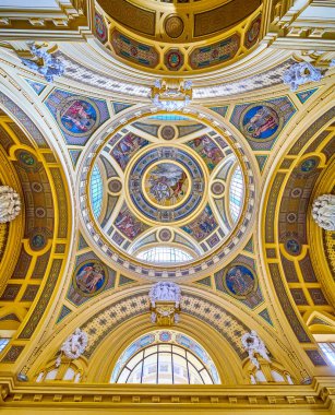 BUDAPEST, HUNGARY - 23 Şubat 2022 'de Macaristan' ın başkenti Budapeşte 'de bulunan Szechenyi Termal Spa' nın ana salonunun tavanı