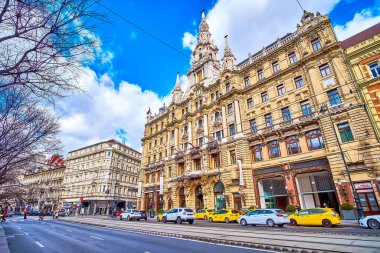 BUDAPEST, HUNGARY - 23 Şubat 2022: Budapeşte, Macaristan 'da 23 Şubat' ta New York Palace Budapeşte Hotel 'in göze çarpan cephesi