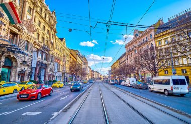 BUDAPEST, HUNGARY - 23 Şubat 2022: Pest 'in en işlek caddelerinden biri olan Grand Boulevard' daki yoğun trafik 23 Şubat 'ta Budapeşte, Macaristan' da