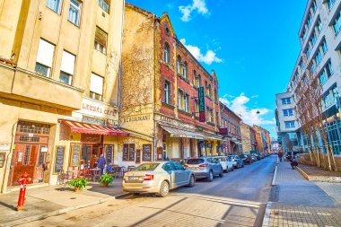 BUDAPEST, HUNGARY - 23 Şubat 2022: Yahudi Mahallesi popüler bir turizm bölgesi ve 23 Şubat 'ta Budapeşte, Macaristan' da otantik kafe ve restoranlarda yemek yemek için harika bir yer.