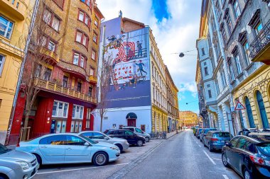 BUDAPEST, HUNGARY - 23 Şubat 2022: Eski Yahudi mahallesi Budapeşte, Macaristan 'da 23 Şubat' ta binalardaki duvar resimlerini keşfetmek için harika bir yer