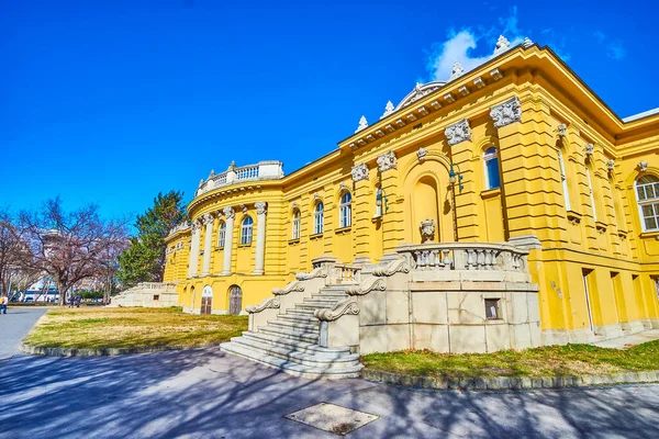 Het Gele Historische Gebouw Van Szechenyi Thermal Spa Meest Populaire — Stockfoto