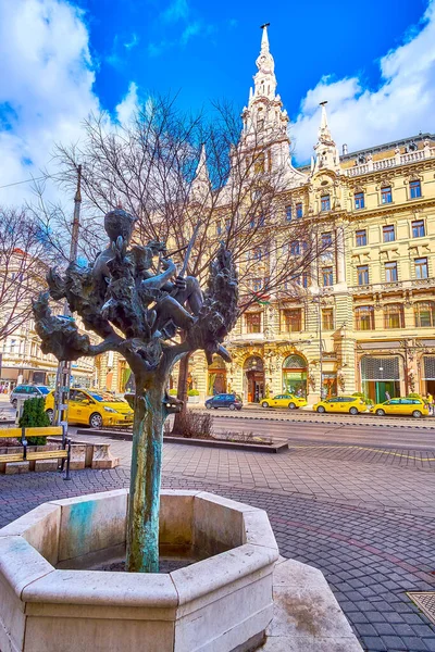 ハンガリーのブダペスト 2022年2月23日 ラズロ マートンの小さなファン噴水が2月23日にハンガリーのブダペストでグランド ブールバードに面しています — ストック写真