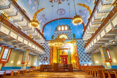 BUDAPEST, HUNGARY - 23 Şubat 2022 'de Macaristan' ın Budapeşte kentinde, Kazinczy Caddesi Sinagogu 'nun duvarlarında ve tavanında renkli desenler bulunan tarihi namaz salonu