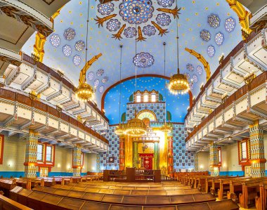 BUDAPEST, HUNGARY - 23 Şubat 2022: Art Nouveau stilinde Kazinczy Caddesi Sinagogu 'nun göze çarpan iç mekanı, 23 Şubat' ta Budapeşte, Macaristan