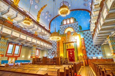 BUDAPEST, HUNGARY - 23 Şubat 2022: Kazinczy Caddesi Sinagogu 'nun kadınlar için iki katlı balkonlu dua salonu, 23 Şubat' ta Budapeşte, Macaristan 'da