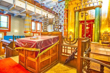 BUDAPEST, HUNGARY - 23 Şubat 2022: Kazinczy Caddesi Sinagogu 'nun ortasındaki Tevrat okuma platformu, 23 Şubat' ta Macaristan 'ın Budapeşte kentinde