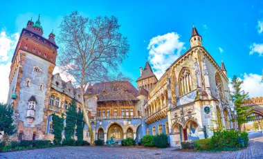 Macaristan, Budapeşte 'nin en önemli simgelerinden biri olan avlusu ile Vajdahunyad Şatosu Panoraması