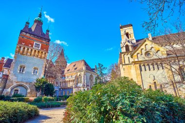 Macaristan 'ın Budapeşte kentindeki Vajdahunyad Kalesi' nin manzaralı ortaçağ kalesi.