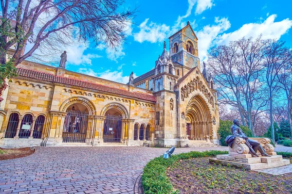 匈牙利布达佩斯Vajdahunyad城堡建筑群新罗马风格的Jak教堂 — 图库照片