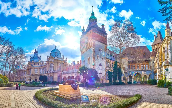 Budapest Hungria Fevereiro 2022 Pátio Castelo Vajdahunyad Com Pitorescos Edifícios — Fotografia de Stock