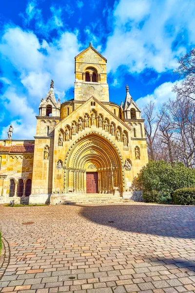 Jak教堂的立面 位于匈牙利布达佩斯Vajdahunyad城堡公园 — 图库照片