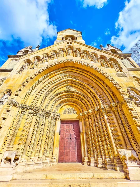 位于匈牙利布达佩斯的瓦杰达胡德城堡的一部分 有华丽的雕刻入口的Jak教堂 — 图库照片
